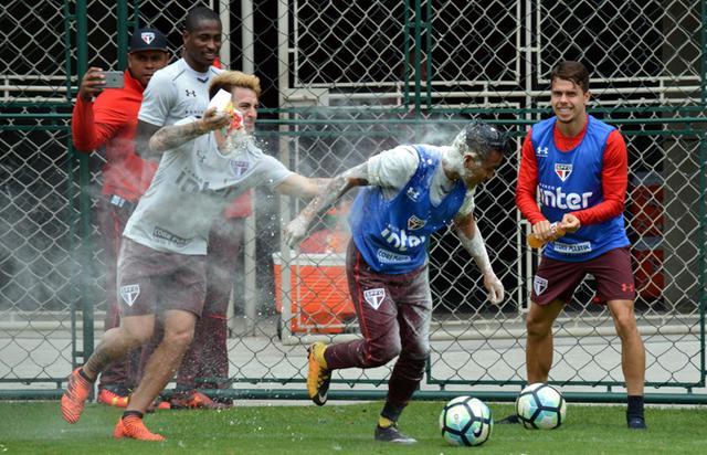 Cueva de cumpleaños: plantel de Sao Paulo lo saludó con huevos y harina. (Foto: Sao Paulo)
