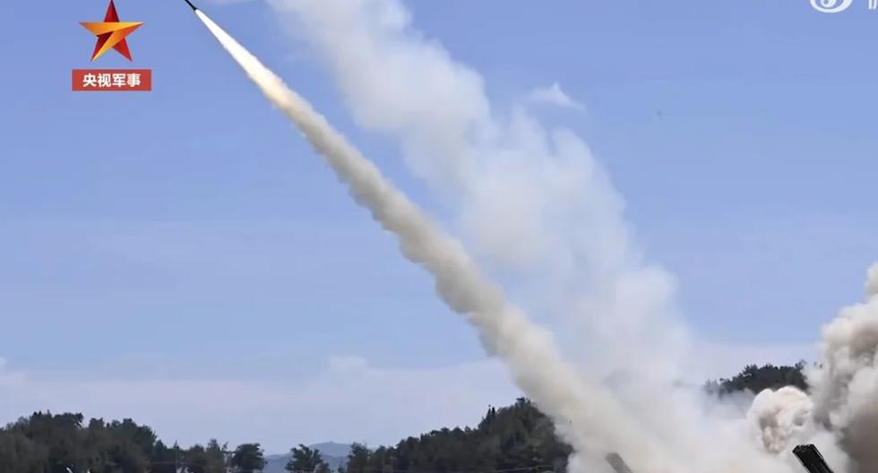 China lanza “múltiples” misiles balísticos durante sus ejercicios militares a gran escala cerca de Taiwán. (AFP)