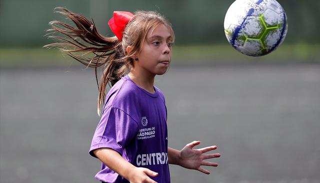 Natália Pereira es, a sus 9 años, la primera niña en entrar en la categoría inferior masculina de un equipo de fútbol en Brasil, un regate al curso tradicional de la historia del deporte en el país. (EFE)
