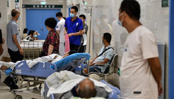 Imagen referencial. Los pacientes con máscaras faciales son vistos en el Hospital Tongji en Wuhan, provincia central de Hubei en China, el 3 de setiembre de 2020. (Héctor RETAMAL / AFP).