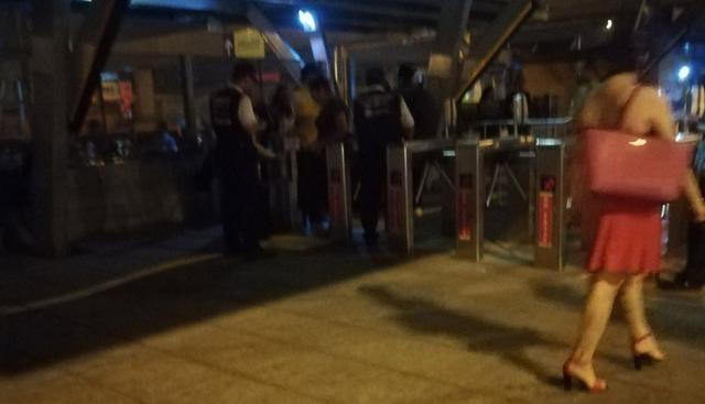 Un apagón en la estación Naranjal sorprendió a los pasajeros del Metropolitano. (@eliallison/Twitter)