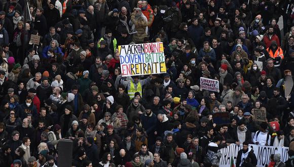 Francia se prepara para grandes bloqueos de transporte, con huelgas masivas y protestas que golpearán el país por segunda vez en un mes en objeción al aumento previsto de la edad de jubilación de 62 a 64 años. (Foto: JULIEN DE ROSA / AFP)