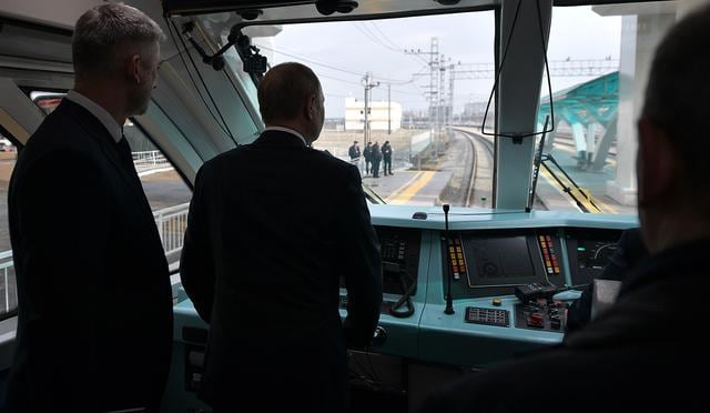 Putin supervisó personalmente la inauguración del puente que une a Rusia con Crimea. (Foto: AFP)