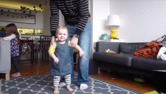 YouTube: padre graba cómo su hija aprende a caminar