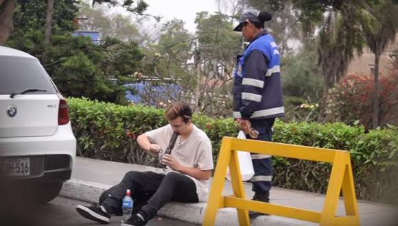 Jóvenes bromean fingiendo fumar en pipa de agua [VIDEO]