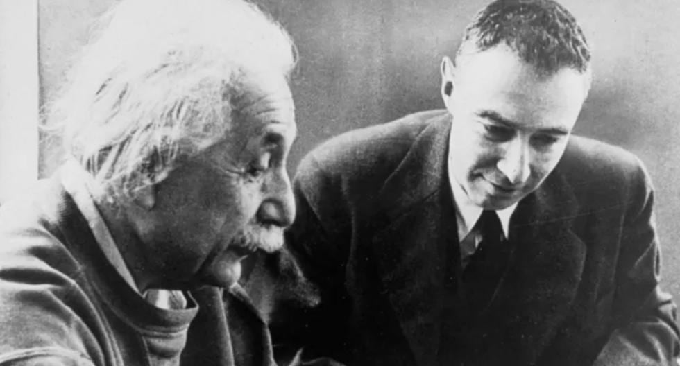 Albert Einstein y Robert Oppenheimer. (Getty Images)