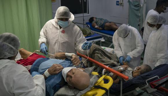 Trabajadores del Servicio Móvil de Atención de Emergencias (SAMU), a la izquierda, trasladan a un paciente anciano con COVID-19 a un hospital en Duque de Caxias, estado de Río de Janeiro, Brasil. (Foto: AP / Felipe Dana)