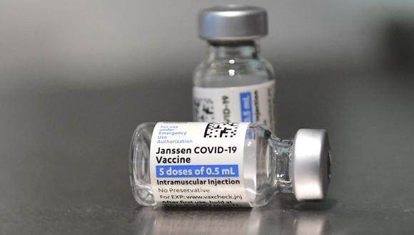 En esta foto de archivo tomada el 7 de mayo de 2021, las vacunas Janssen de Johnson & Johnson se ven sobre una mesa en Los Ángeles, California. (Frederic J. BROWN / AFP).