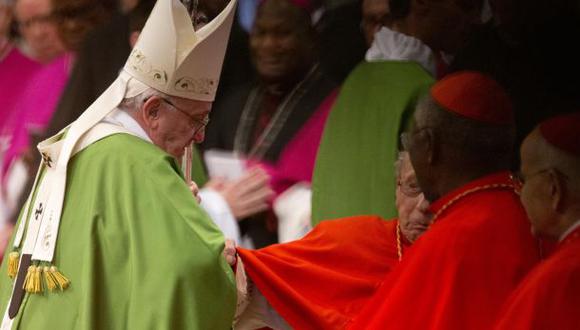Cardenal se fractura el fémur al saludar al Papa en plena misa