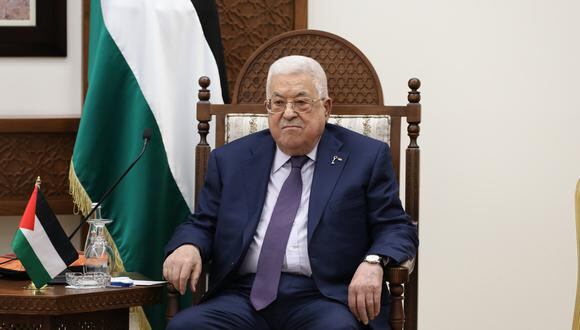 El presidente palestino, Mahmoud Abbas, observa durante una reunión con el secretario de Estado estadounidense, Antony Blinken, en la ciudad cisjordana de Ramala, el 5 de noviembre de 2023. (Foto de EFE/EPA/ALAA BADARNEH)
