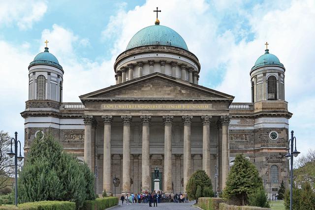 La cúpula de la catedral de Esztergom en Budapest fue alcanzado por las llamas el 6 setiembre 1993. (Foto: Pixabay)
