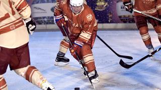 Putin asombra en partido de hockey en la Plaza Roja [FOTOS]