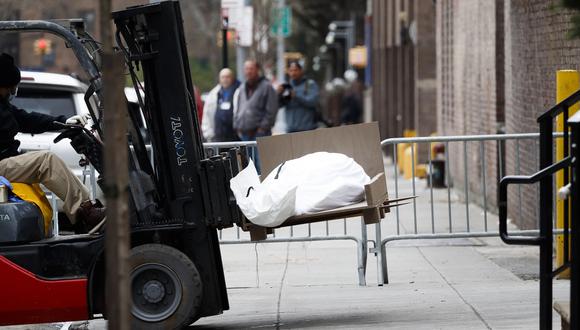Coronavirus en Nueva York | Últimas noticias | Último minuto: Un montacarga lleva un cadáver hasta un camión refrigerado. (EFE/EPA/JUSTIN LANE).
