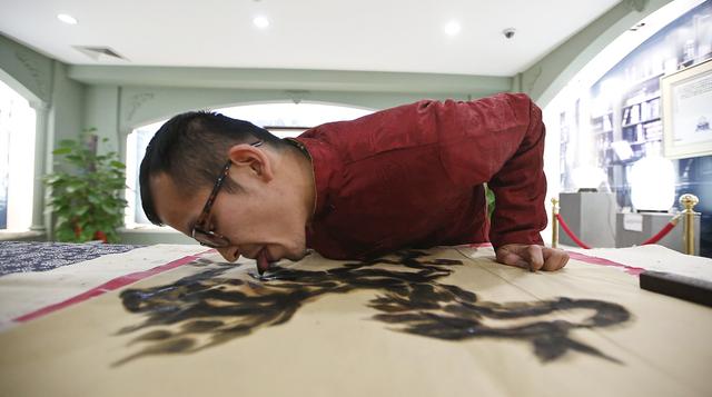 Inusual pincel: un artista chino usa la lengua para pintar - 1