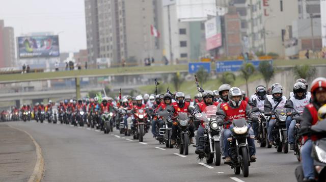 Casi 2.000 motociclistas desfilaron formando bandera peruana - 11