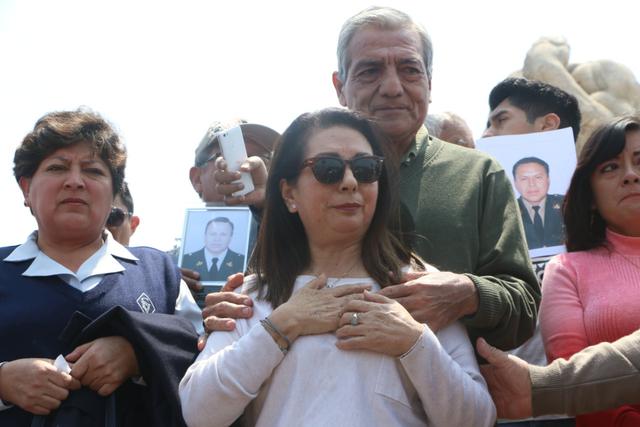 Elidio Espinoza junto a familiares de los otros policías involucrados. (Foto: Johnny Aurazo)