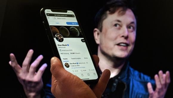 En esta ilustración de foto de archivo, la pantalla de un teléfono muestra la cuenta de Twitter de Elon Musk con una foto de él en el fondo, el 14 de abril de 2022, en Washington. (Foto: Olivier DOULIERY / AFP)