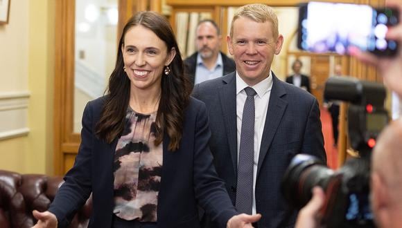 Jacinda Ardern y Chris Hipkins llegan a la reunión del caucus laborista para elegir un nuevo primer ministro de Nueva Zelanda en el Parlamento en Wellington el 22 de enero de 2023. (Foto de Marty MELVILLE / AFP)