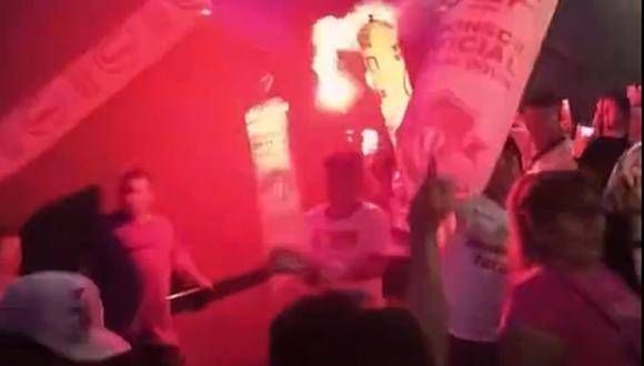 Hinchas de la 'U' encendieron bengalas dentro de una sala de cine, de la cadena Cineplanet, ubicada en el Mall del Sur | Foto: Captura de video / X