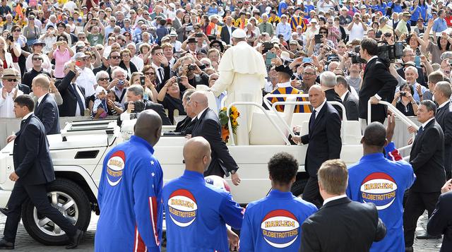 El Papa exhibió su gusto por el básquet con los Globetrotters - 4