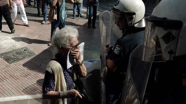 Grecia: Utilizan lacrimógenos contra jubilados en marcha - 8