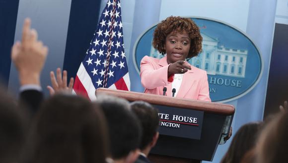 La Secretaria de Prensa de la Casa Blanca, Karine Jean-Pierre, responde preguntas de los reporteros durante la sesión informativa diaria en la Sala de Información Brady de la Casa Blanca en Washington, DC, el 28 de septiembre de 2022. (Foto de Óliver Contreras / AFP)