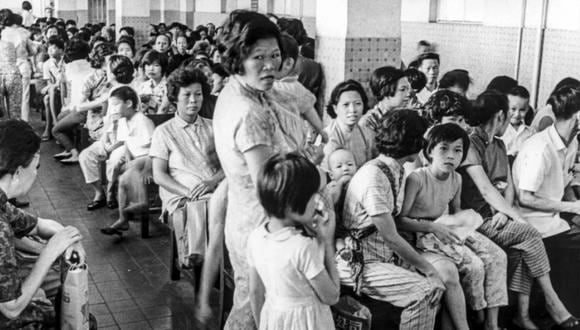 Decenas de pacientes se agolpan en la sala de espera de una clínica en la isla de Hong Kong durante la epidemia de gripe en julio de 1968. (Foto: SCMP)