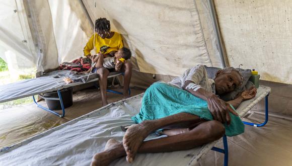 Una anciana que muestra síntomas de cólera recibe tratamiento en una clínica dirigida por Médicos Sin Fronteras en Cité Soleil, Puerto Príncipe, Haití, 7 de octubre de 2022. (Foto de Richard Pierrin / AFP)