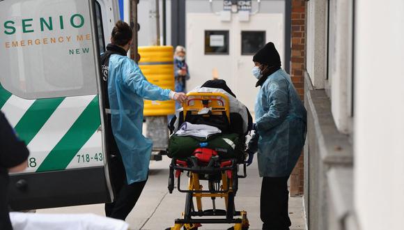 Trabajadores de la salud transportan a un paciente desde una ambulancia al Centro Médico Maimonides, un hospital en el barrio de Borough Park de Brooklyn, Nueva York, el 4 de enero de 2021. (Foto referencial, Angela Weiss / AFP).