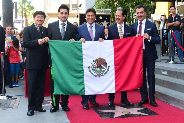 "Tigers" The group's Hollywood star poses with the Mexican flag after the band's release in California on August 21, 2014 (Photo: Frederick J. Brown / AFP)