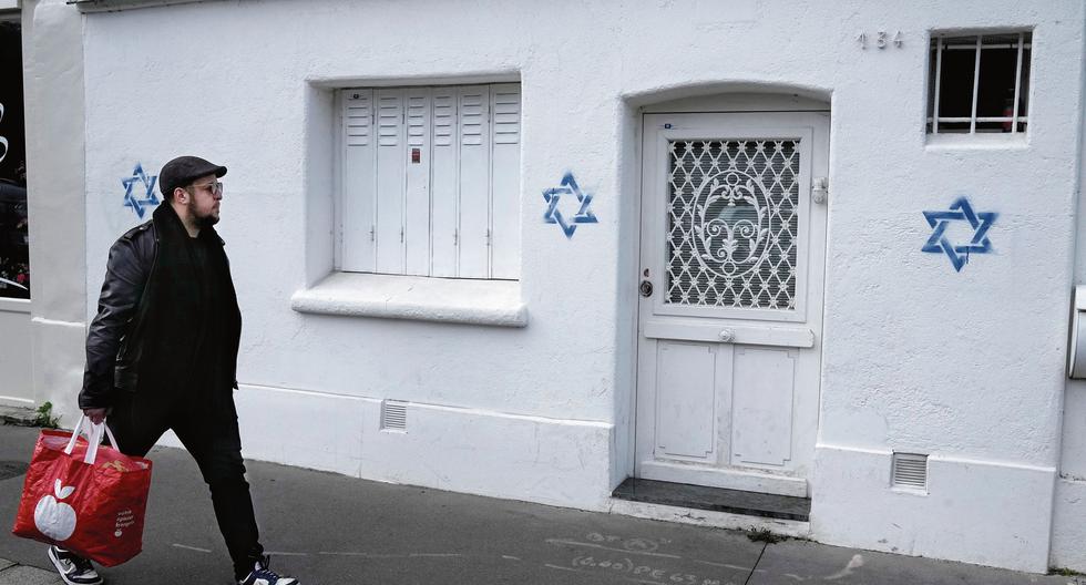 Las autoridades parisinas calificaron como “despreciables actos antisemitas” las pintas de la estrella de David hechas en varias casas y comercios judíos de la ciudad. (Foto: AP)