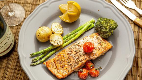 Un plato con salmón y verduras. (Pixabay)