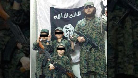 El grupo de evacuados incluye a tres hijos y dos nietos del conocido combatiente yihadista australiano Khaled Sharrouf, quien aparece en la imagen y en 2014 divulgó imágenes de uno de sus hijos con una cabeza decapitada.