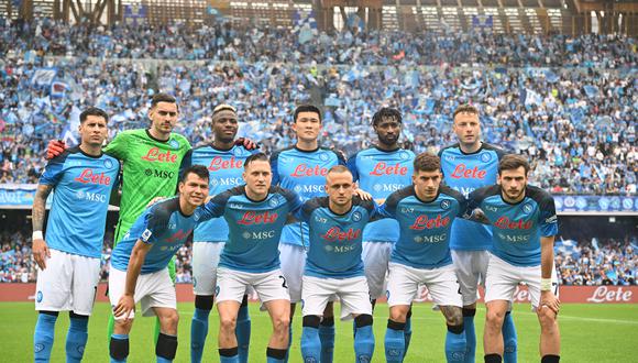 (From L, Front) Napoli's Mexican forward Hirving Lozano, Napoli's Polish midfielder Piotr Zielinski, Napoli's Slovakian midfielder Stanislav Lobotka, Napoli's Italian defender Giovanni Di Lorenzo and Napoli's Georgian forward Khvicha Kvaratskhelia and (From L, Rear) Napoli's Uruguayan defender Mathias Olivera, Napoli's Italian goalkeeper Alex Meret, Napoli's Nigerian forward Victor Osimhen, Napoli's South Korean defender Min-jae Kim, Napoli's Cameroonian midfielder Andre Zambo Anguissa and Napoli's Kosovan defender Amir Rrahmani pose for a team photo prior to the Italian Serie A football match between Napoli and Salernitana on April 30, 2023 at the Diego-Maradona stadium in Naples. - Naples braces for its potential first Scudetto championship win in 33 years. With a 17 point lead at the top of Serie A, southern Italy's biggest club is anticipating its victory in the Scudetto for the first time since 1990. (Photo by Filippo MONTEFORTE / AFP)