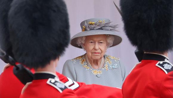 En esta foto de archivo tomada el 12 de junio de 2021, la reina Isabel II de Gran Bretaña observa una ceremonia militar para conmemorar su cumpleaños oficial en el Castillo de Windsor. (CHRIS JACKSON / POOL / AFP).