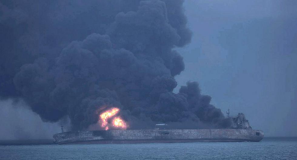 Debido a la fuerte explosión, el petrolero ardió con llamas de entre 800 y 1.000 metros de altura, y empezó a hundirse por la zona de la proa. (Foto: EFE)