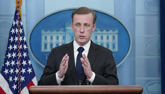 El asesor de seguridad nacional de la Casa Blanca, Jake Sullivan, habla durante la sesión informativa diaria en la Casa Blanca en Washington.