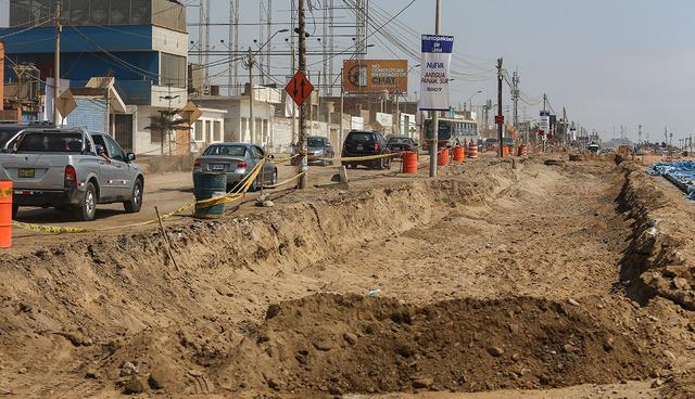 Este es el panorama en el distrito de Punta Hermosa. Autos, buses y mototaxis circulan por un estrecho camino de tierra. Según la comuna de Lima, las obras también incluirán ciclovías y áreas verdes. (Foto: Alessandro Currarino / El Comercio)