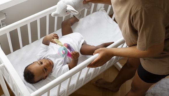 El ambiente donde duerme el bebé debe de estar libre de objetos que lo pongan en riesgo.