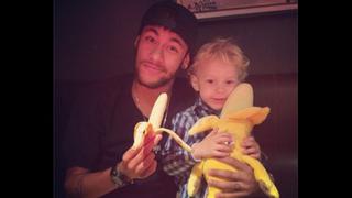 Neymar alzó la voz por el plátano que lanzaron a Dani Alves
