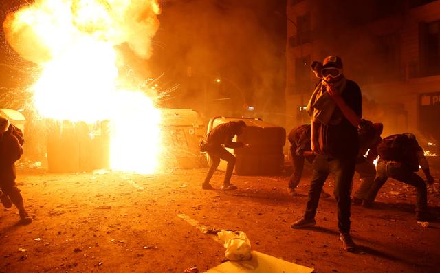 Por las noches las protestas de esta semana tomaron un cariz violento en Barcelona y otras ciudades. Foto: Reuters