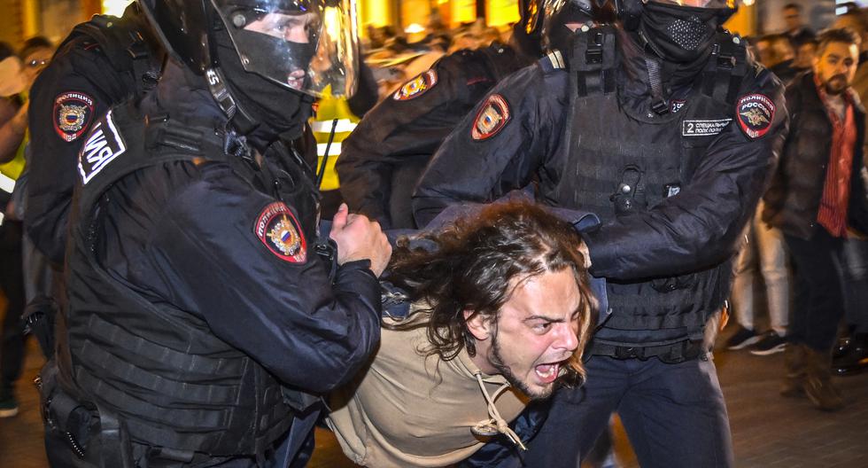 La policía detiene a un hombre tras los llamamientos a protestar contra la movilización parcial para la guerra con Ucrania anunciada por el presidente de Rusia el 21 de septiembre de 2022. (Foto de Alexander NEMENOV / AFP).