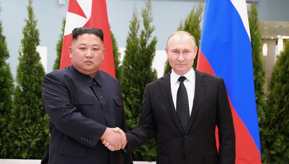 Esta fotografía tomada el 25 de abril de 2019 muestra al presidente ruso Vladimir Putin (derecha) y al líder norcoreano Kim Jong-un dándose la mano en Vladivostok, Rusia. (KCNA VÍA KNS/AFP).