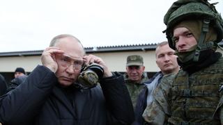 Putin dispara un fusil de francotirador durante visita a soldados movilizados para la guerra | VIDEO