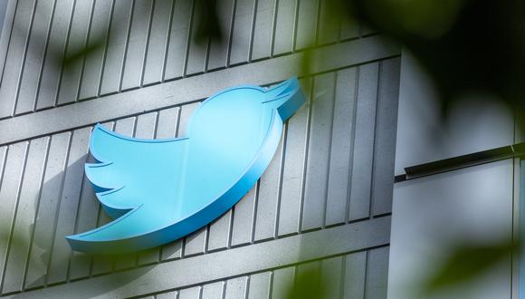 El logotipo de Twitter se ve en un letrero en el exterior de la sede de Twitter en San Francisco, California, el 28 de octubre de 2022. (Foto por Constanza HEVIA / AFP)