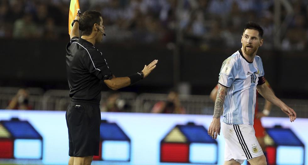 Lionel Messi perdió los papeles con el juez de línea del Argentina vs Chile. (Foto: Getty Images)