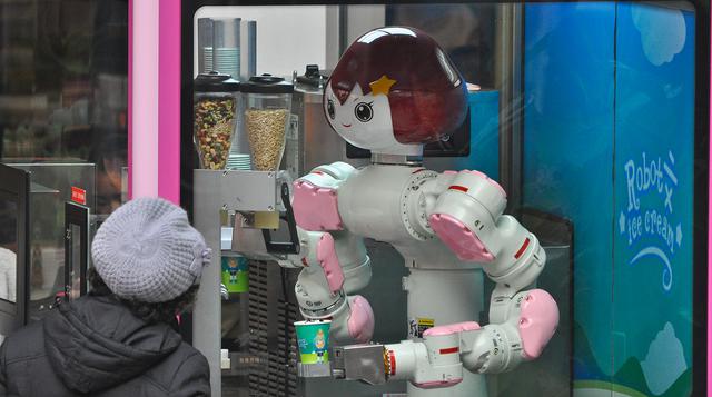 Robot heladero fascina a visitantes de centro comercial chino - 3