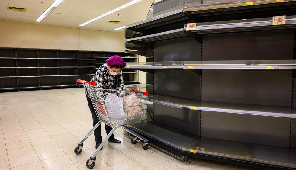 Ciudadanos de Hong Kong se abalanzan sobre el papel higiénico por temor a la escasez debido a coronavirus de Wuhan. (AFP).