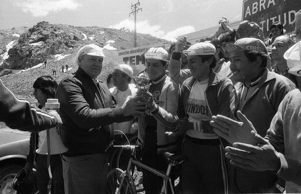 Ricardo Malachowski presents the Silver Cup to the cyclist Ricardo Rodríguez before the attentive gaze of the winner Ramón Zavaleta.  Photo: Armando Torres/ GEC Historical Archive