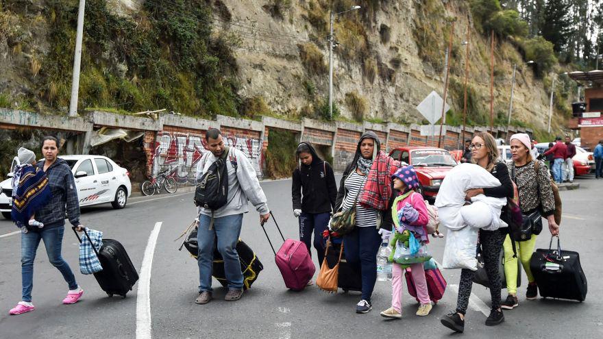 Las impresionantes imágenes del éxodo venezolano hacia países de Latinoamérica han dado que hablar durante estas últimas semanas en las que un pueblo de Brasil los ha expulsado violentamente y el Gobierno ecuatoriano ha solicitado pasaporte para su ingreso. (Foto: AFP)